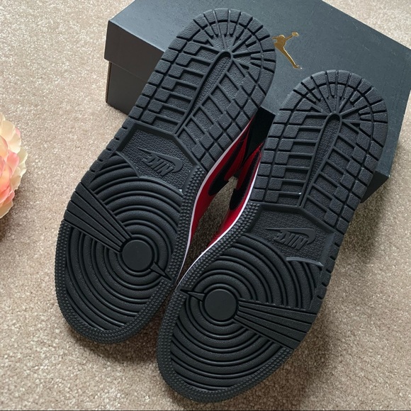 Jordan 1 Low’ Red/Black Pebbled - Picture 5 of 11